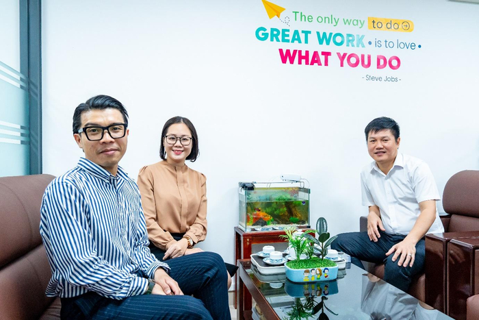 Lãnh đạo HUTECH chúc mừng thành tích của cựu sinh viên Nguyễn Minh Kha và Giảng viên hướng dẫn