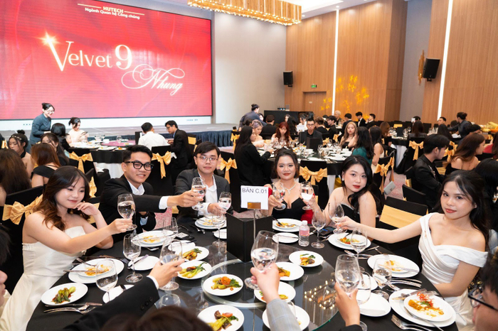 Sinh viên Quan hệ công chúng HUTECH thực hành các quy tắc giao tiếp và ứng xử trên bàn tiệc cao cấp