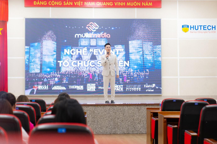 Chuyên gia chia sẻ những kiến thức thực tế về tổ chức sự kiện và truyền thông quảng cáo đến sinh viên trong một talkshow