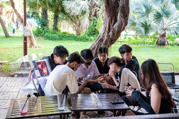 Các bạn trẻ rất bất ngờ với độ 'chịu chơi' của 2UP