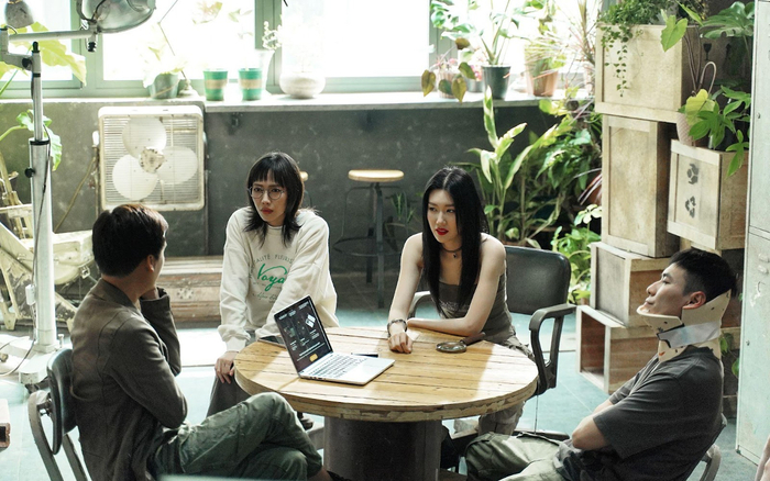 Lần đầu lấn sân điện ảnh, Thúy Ngân 'cân ngọt' từ tình cảm đến hành động trong Trên Bàn Nhậu Dưới Bàn Mưu Ảnh 2