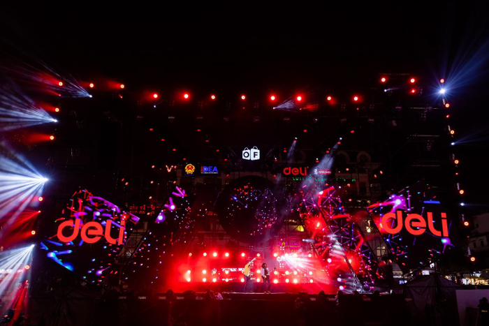 Tối ngày 1/12 sân khấu biểu diễn OnlineFriday bùng nổ với sự xuất hiện của Quân AP, DJ Mie, Phạm Anh Khoa…