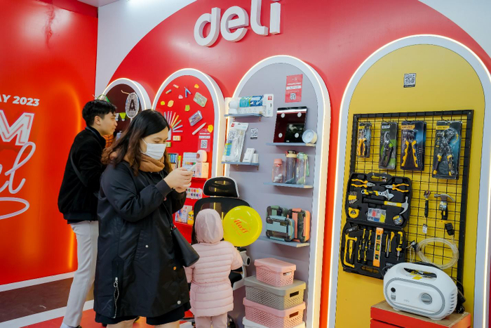 Khách hàng quét Mã QR để đặt mua sản phẩm trên sàn TMĐT