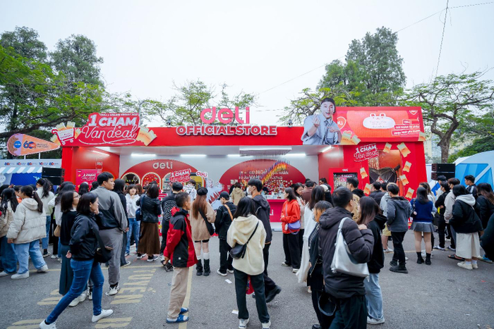 Gian hàng của văn phòng phẩm Deli nổi bật giữa không gian quảng trường Đông Kinh Nghĩa Thục