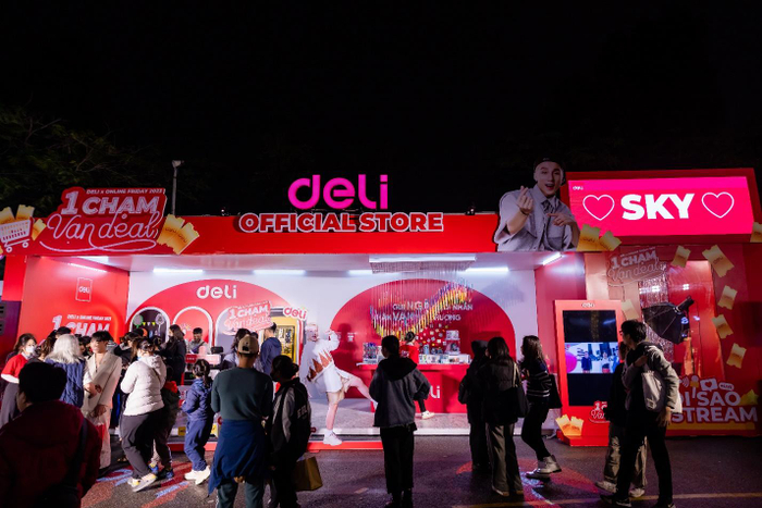 Khách hàng tập trung trước gian hàng Deli để trải nghiệm 