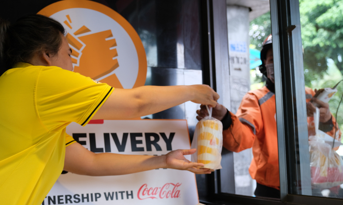 Trong 4 năm đồng hành cùng ShopeeFood, không thiếu những khoảnh khắc các anh shipper nhà Cam “xâm chiếm” cửa hàng McDonald’s.