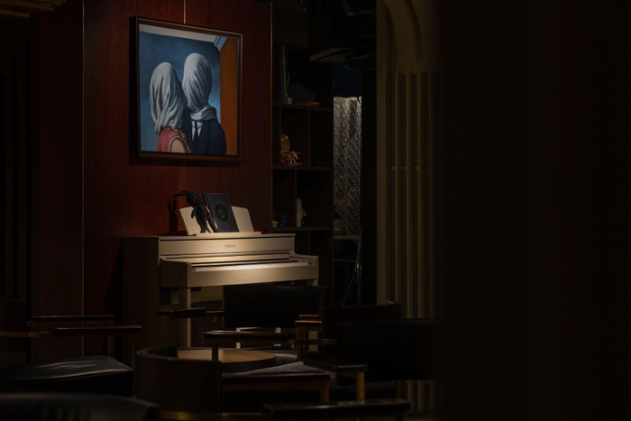 Ánh sáng dễ chịu đủ để bạn tĩnh lặng thưởng thức ly cocktails của mình