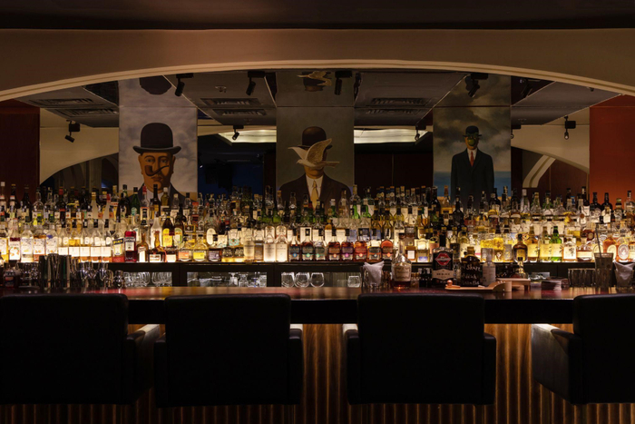 Quầy bar sang - xịn - mịn của Rabbit Hole