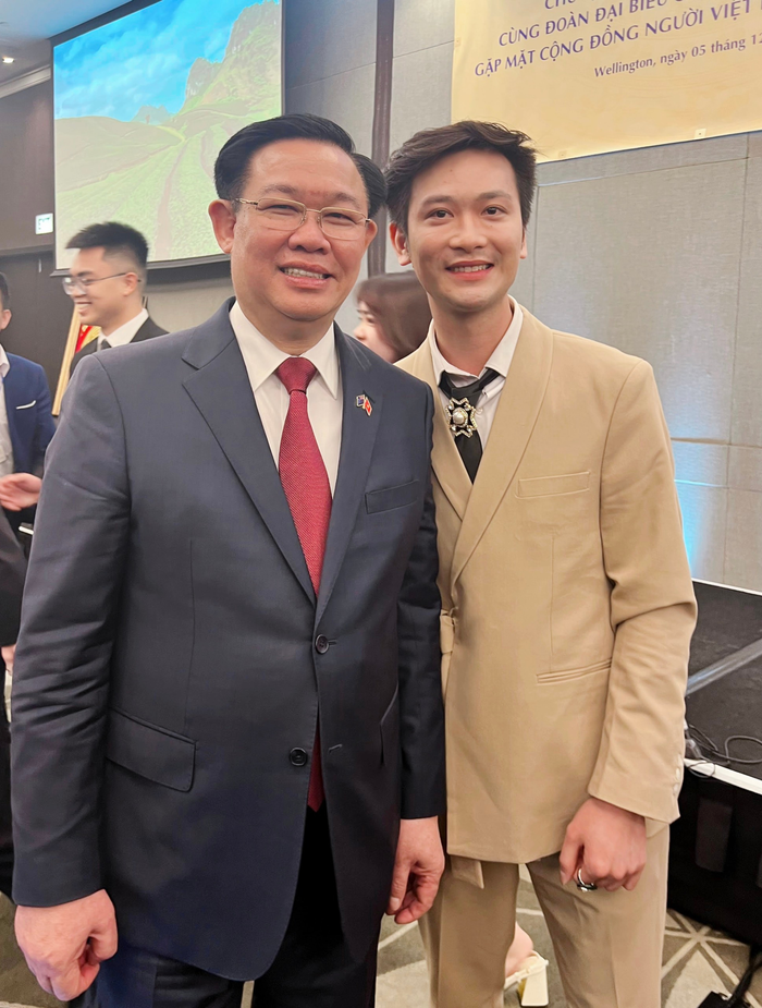 Anh Jimmy Phan cùng chủ tịch quốc hội Vương Đình Huệ