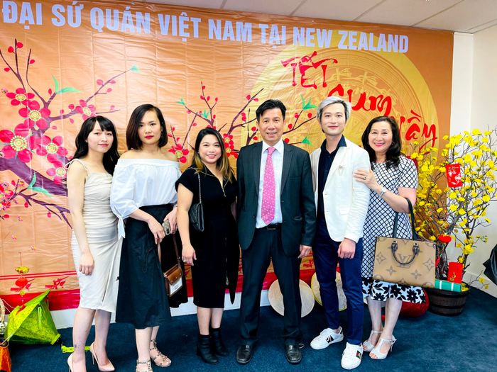 Anh Jimmy Phan cùng đại sứ và kiều bào