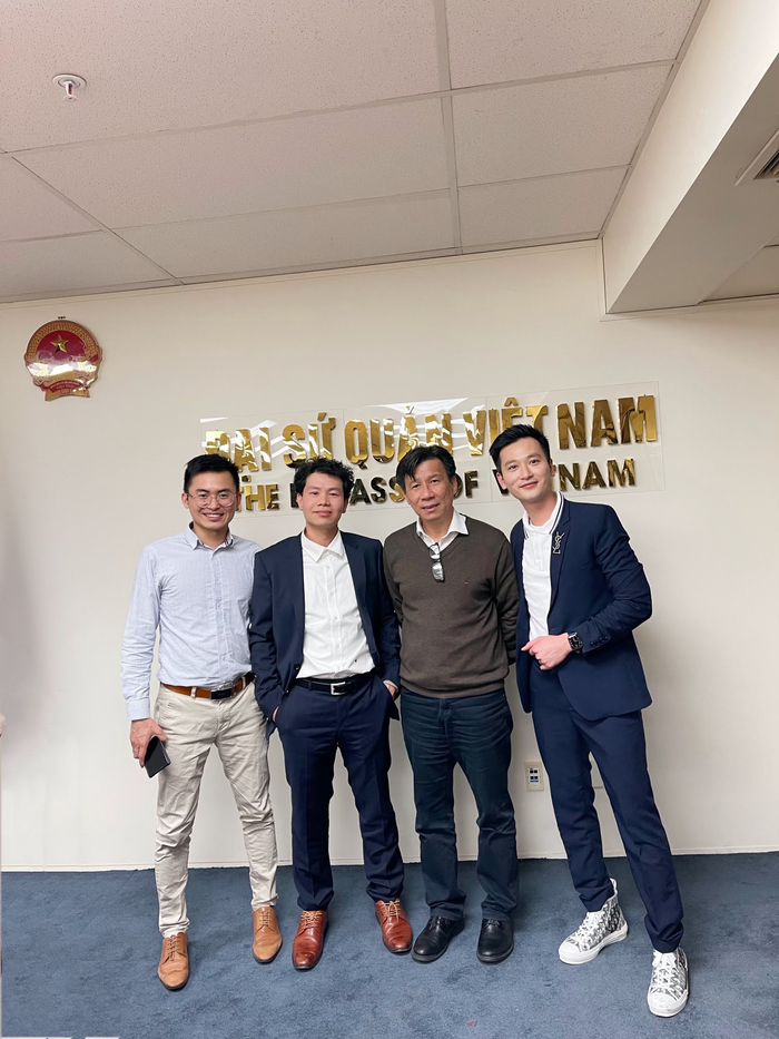 Anh Jimmy Phan cùng cựu tổng đại sứ Việt Nam tại New Zealand