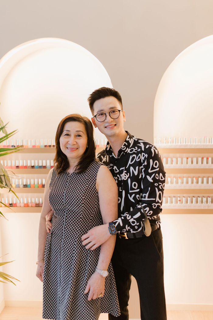 Anh Jimmy Phan cùng với mẹ