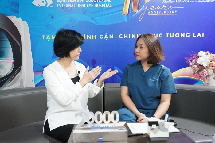 Bà Jessica Yu, M.D - Phụ trách đào tạo và ứng dụng nhóm sản phẩm thiết bị laser khúc xạ khu vực Châu Á Thái Bình Dương hãng Carl Zeiss cùng Thạc sĩ - Bác sĩ Phạm Thị Hằng, Trưởng khoa Khúc xạ - Bệnh viện Mắt Quốc tế DND trao đổi về phương pháp SMILE pro