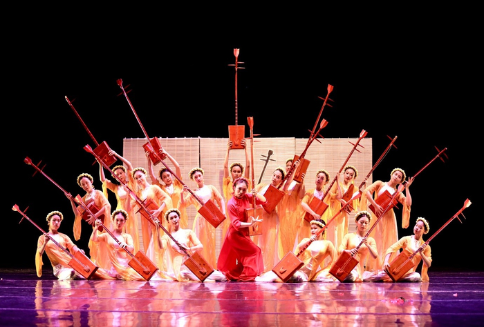 Mai Chi và tập thể nam nữ BC trong tác phẩm “Phận”- Biên đạo NSƯT Vũ Tùng Dương&nbsp;