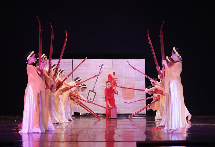 Mai Chi và tập thể nam nữ BC