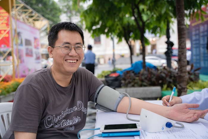 Người tiêu dùng háo hức khi được khám và tư vấn sức khỏe từ chuyên gia&nbsp;