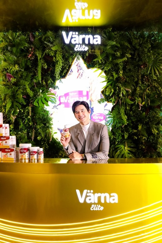 Diễn viên Lương Thế Thành ấn tượng với hương vị của sữa&nbsp;Värna Elite&nbsp;