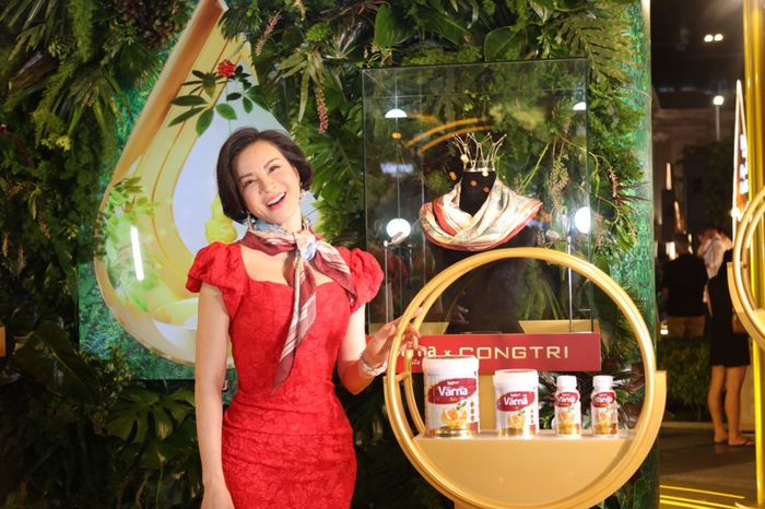 MC Thanh Mai rạng rỡ diện chiếc khăn độc đáo của NTK Công Trí tại sự kiện Đại lộ Thanh Xuân Hoàng Kim