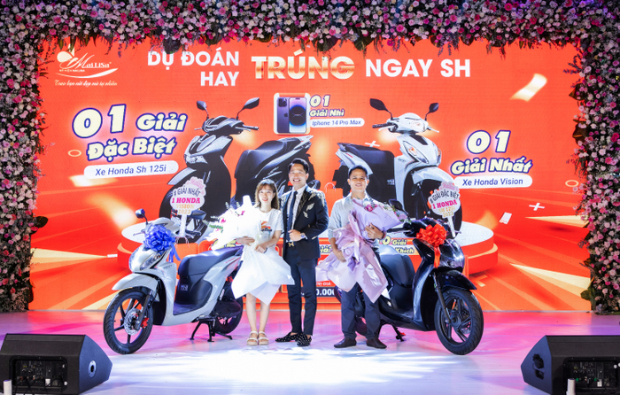 CEO Hoàng Kim Khánh trực tiếp trao giải cho hai người chơi may mắn nhất