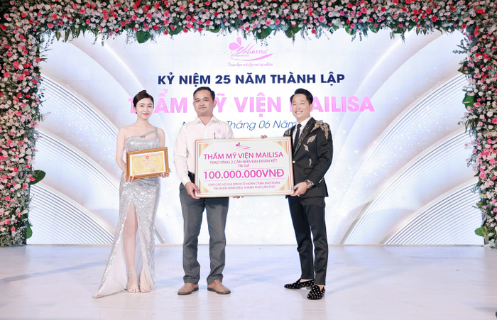 CEO Hoàng Kim Khánh trao tặng 2 căn nhà Đại đoàn kết cho UBND quận Ninh Kiều, TP Cần Thơ