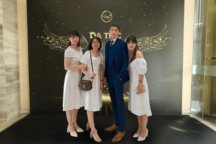 Anh Đạt cùng mọi người trong công ty dự sự kiện (Ảnh: NVCC)