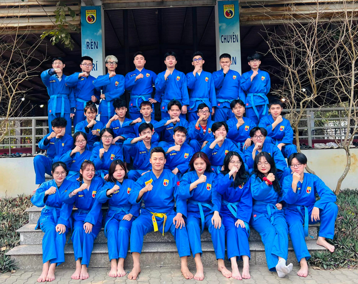 Anh Yên cùng các học trò của mình tại Trường ĐH FPT