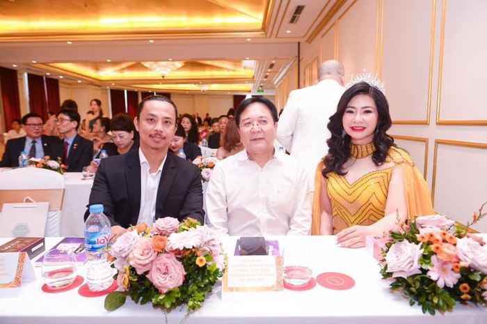 Á Hậu Hồng Anh rạng rỡ bên Kiện tướng Chí Anh & Nguyên Thứ Trưởng Vương Duy Biên - Chủ Tịch Hội Đồng Cố Vấn Hoa Hậu Tài Sắc Thế Giới