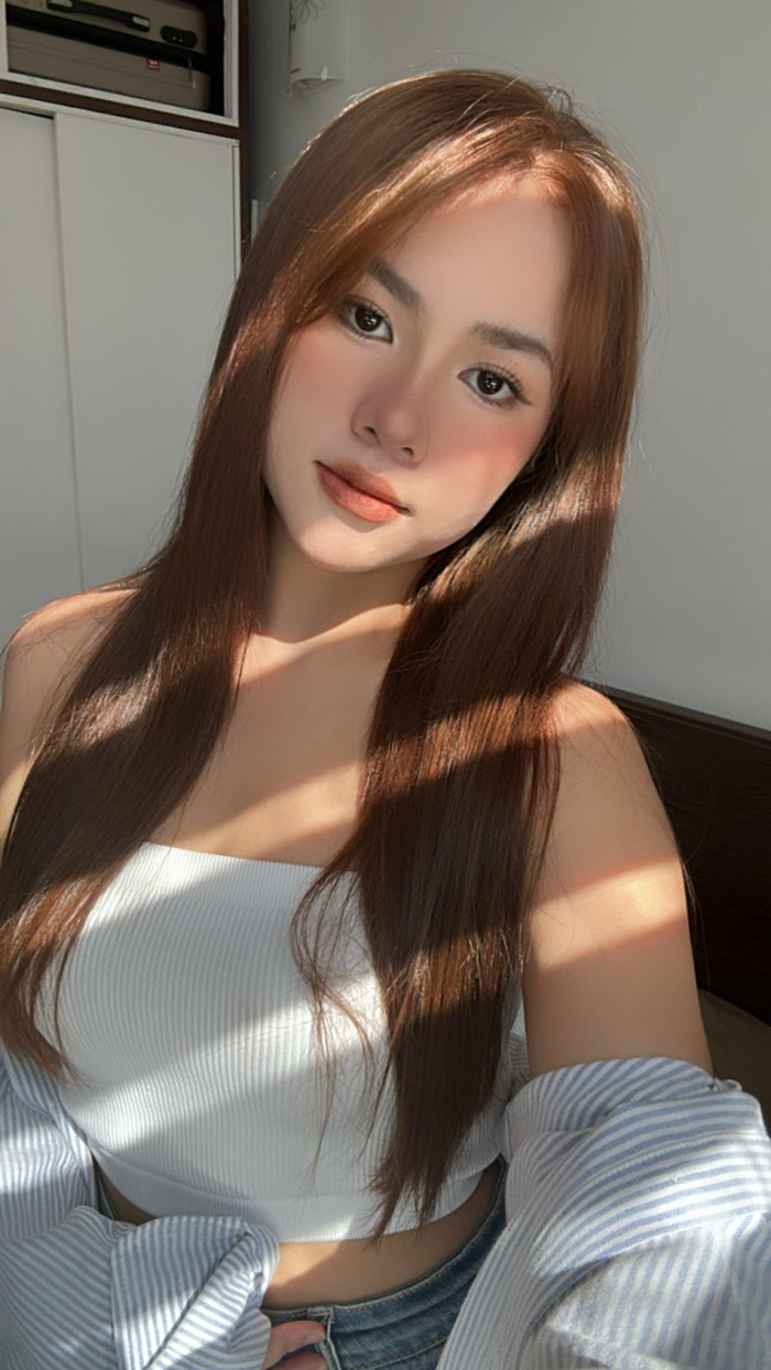 Cô gái trẻ với vẻ đẹp thu hút, thánh thiện 