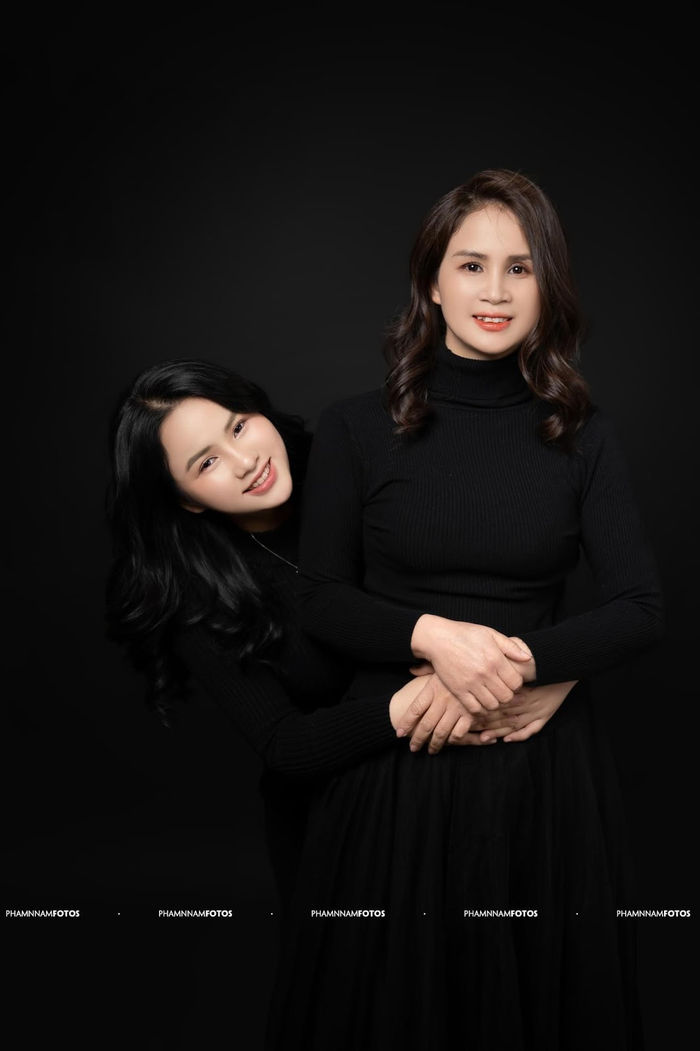 Thu Phương thân mật bên mẹ 