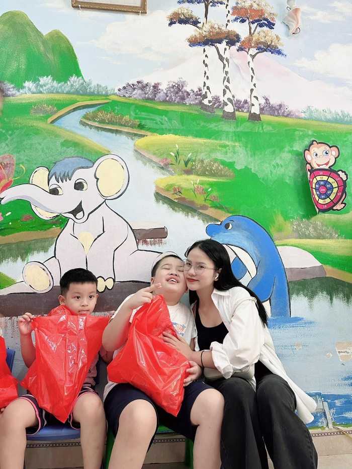 Thu Phương tích cực tham gia các hoạt động thiện nguyện để giúp đỡ các em nhỏ 