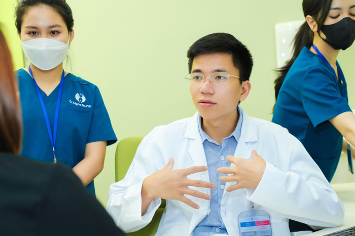 Bác sĩ Ngọc Trung rất chú trọng tư vấn size ngực phù hợp trước khi phẫu thuật
