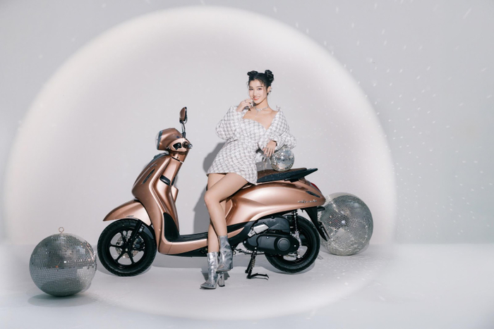 Phương Nhi hoàn thiện set đồ trendy bằng chiếc Yamaha Grande phiên bản mới.