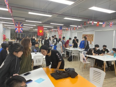 Mô hình “một thế giới hỗn loạn” giúp sinh viên có thể sử dụng tiếng Anh một cách tự nhiên và vui vẻ nhất