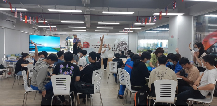 Host của các chương trình là chính sinh viên chuyên ngành Ngôn ngữ Anh hoặc đã sử dụng tiếng Anh thành thạo