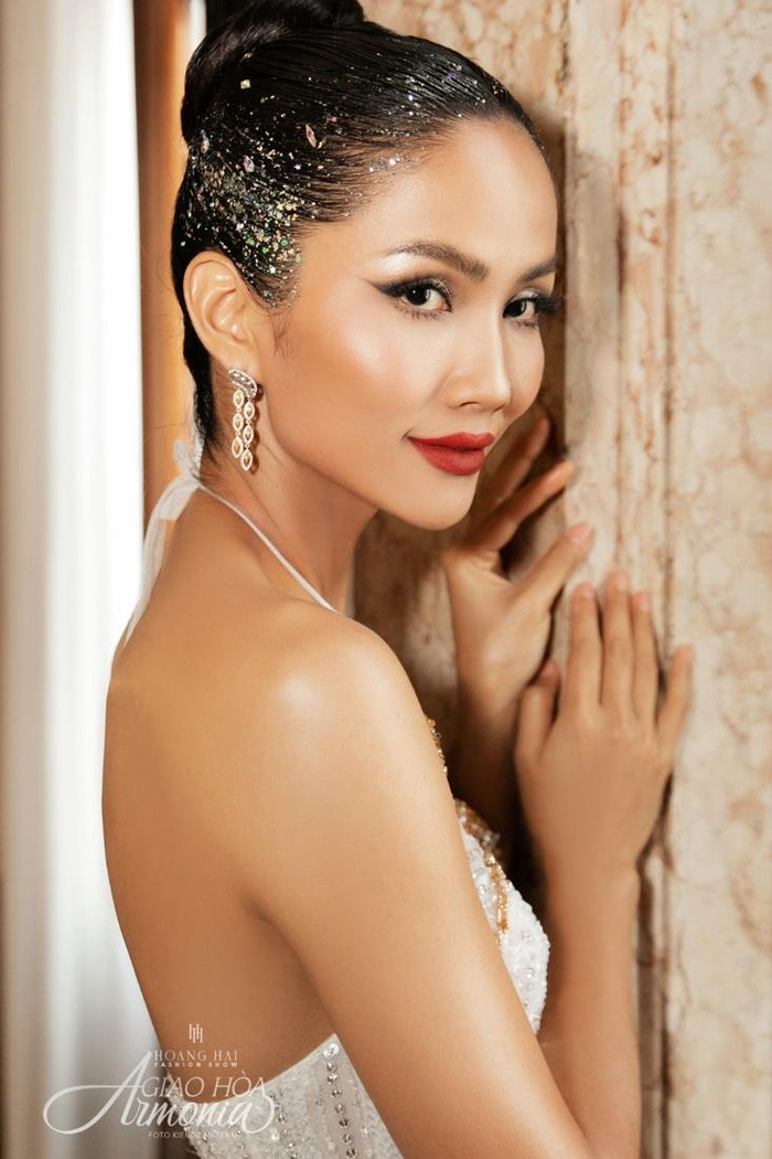  Dàn mẫu Việt Nam - Italy trình diễn trang sức CAO Fine Jewellery trong show NTK Hoàng Hải Ảnh 3