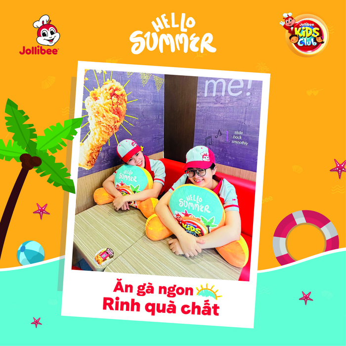 Nhân viên Jollibee cũng tranh thủ check-in cùng em gối siêu xịn đậm chất mùa hè để tăng “nhiệt” cho đường đua săn quà. Xinh thế này mà chậm chân không đặt món liền trên ShopeeFood thì chỉ có tiếc hùi hụi trở lên!