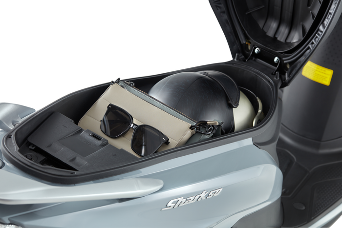 Cốp xe rộng chứa được 2 nón bảo hiểm và các vật dụng khác