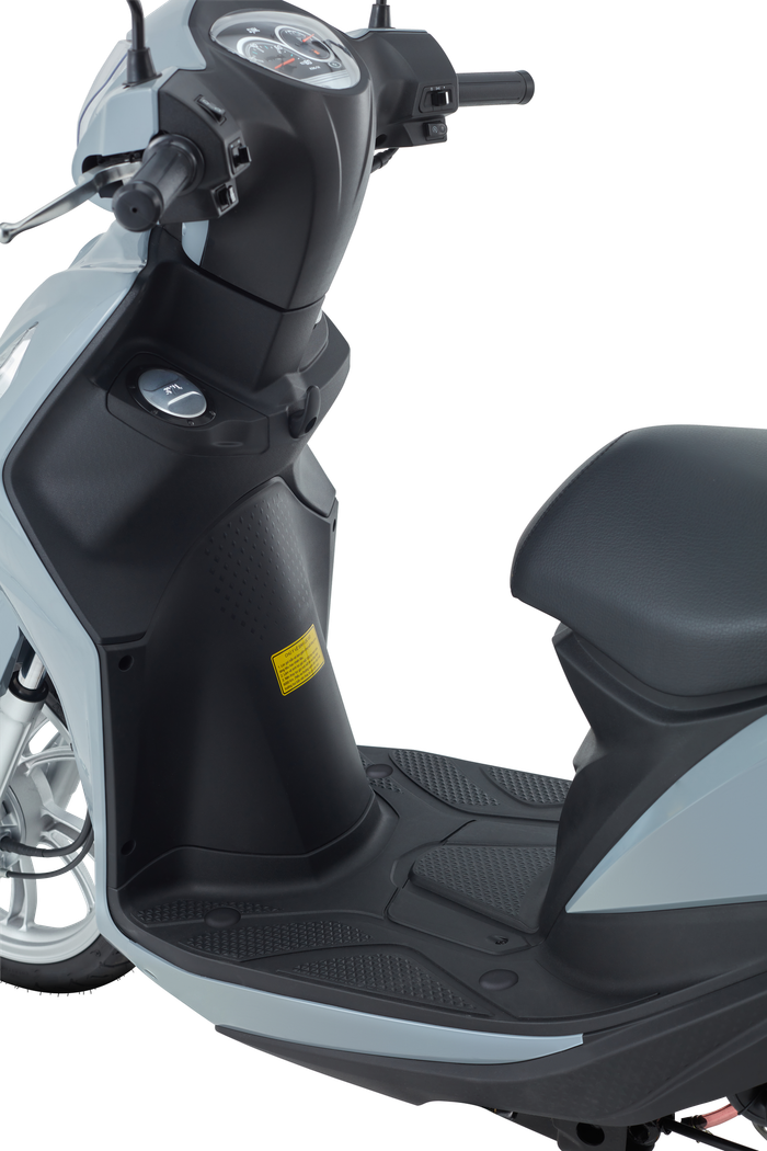 Sàn để chân rộng rãi, thoải mái cho người lái