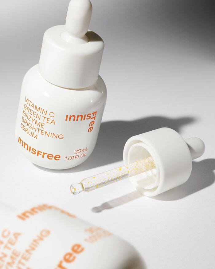 Tinh chất Vitamin C Green Tea Enzyme Brightening có kết cấu đặc, phần texture độc đáo với viên nang vitamin C được bọc trong dầu có màu vàng nhạt.