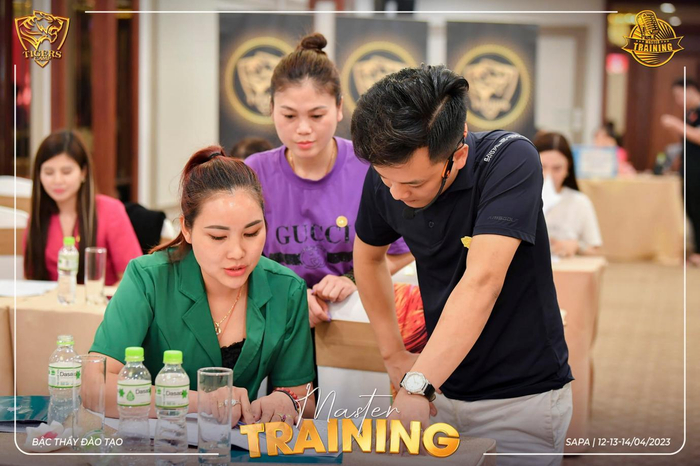 Chị Yến cùng các cộng sự chuẩn bị cho buổi Training kinh doanh sản phẩm Rubiss Detox