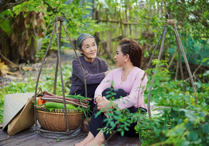 Tạo hình của Hoa hậu Yến Phượng và Nghệ sĩ Thanh Hiền trong MV “Chiều hôm nhớ mẹ”