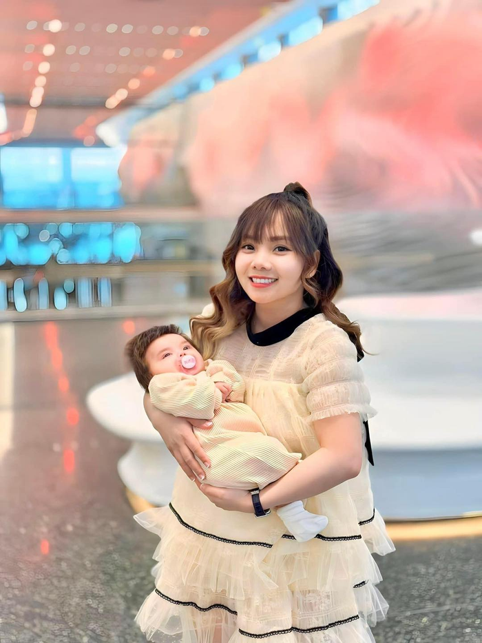 Múi xù và Bi Bảo khoe niềm hạnh phúc bên cô công chúa nhỏ Mật Ong Ảnh 1