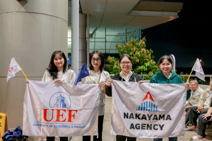 Sinh viên ngành Ngôn ngữ Nhật tại sân bay Tân Sơn Nhất chuẩn bị cho kỳ thực tập quốc tế