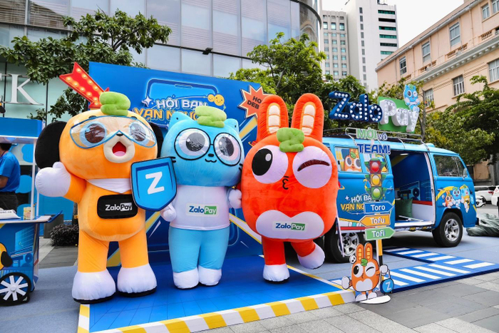 Lần đầu tiên Toro & Buddies xuống phố, khuấy động không khí Sài Thành Ảnh 1