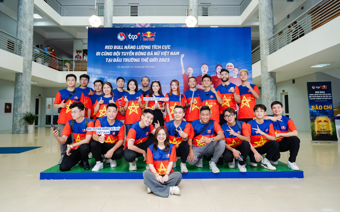 Cảm xúc đặc biệt của fan hâm mộ khi chia tay Tuyển Nữ trước thềm Cúp Bóng đá Thế giới Ảnh 2