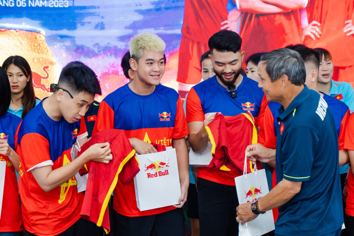 Ban huấn luyện viên và cầu thủ nữ trong Đội tuyển Bóng đá đã trao phần quà lưu niệm tới người hâm mộ