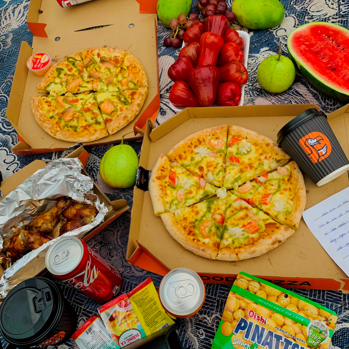 Combo pizza “full-topping” và nước ngọt có ga của Dodo Pizza cực kỳ phù hợp cho buổi đi picnic cùng bạn bè