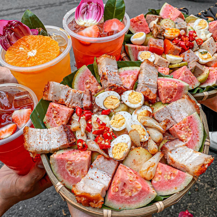 Buôn chuyện “xuyên biên giới” cùng hội chị em khi thưởng thức bộ đôi trà trái cây và tré trộn của Nhà Thơm - Trà trái cây