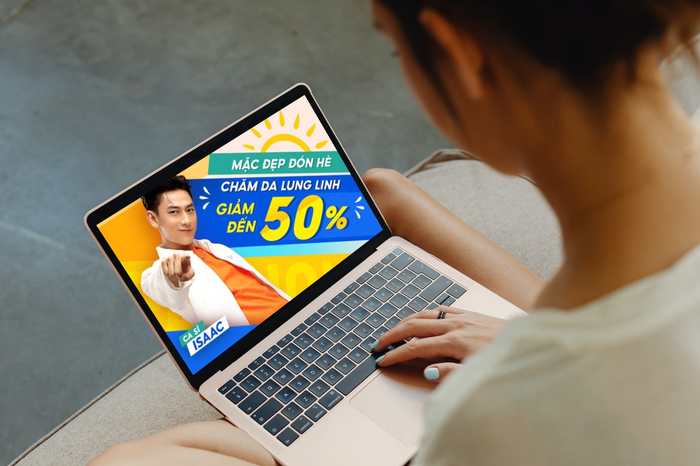 Cùng “đại sứ mùa hè” Isaac thỏa sức mua sắm đồ Thời trang và Mỹ phẩm với giá ưu đãi đến 50%.