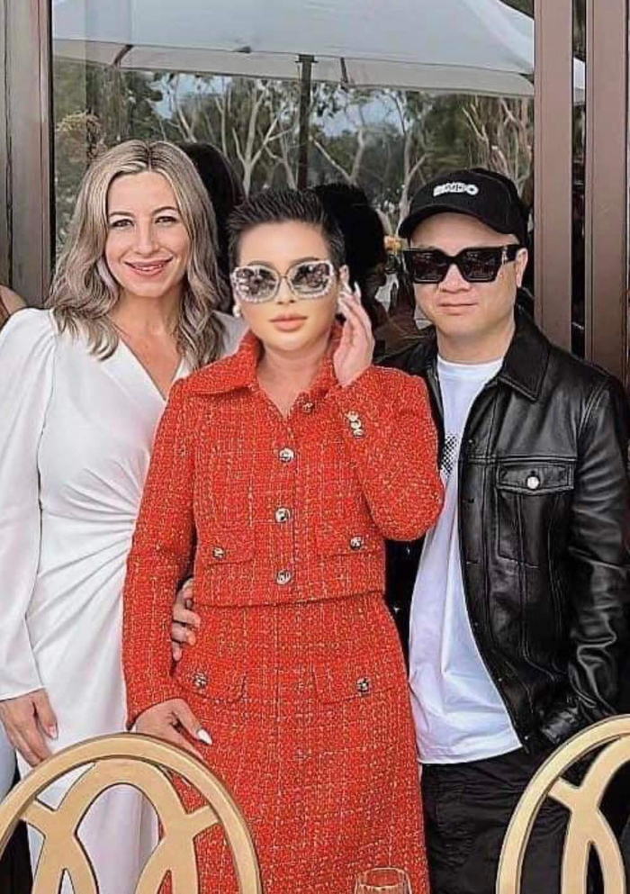 Đại diện thương hiệu Delvaux, Kristine Thảo Lâm và NTK Đỗ Mạnh Cường tại sự kiện.